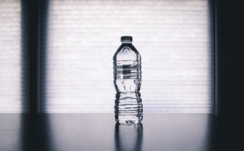 Ako pijete vodu iz plastike, u sebe mjesečno unesete plastiku veličine nokta!