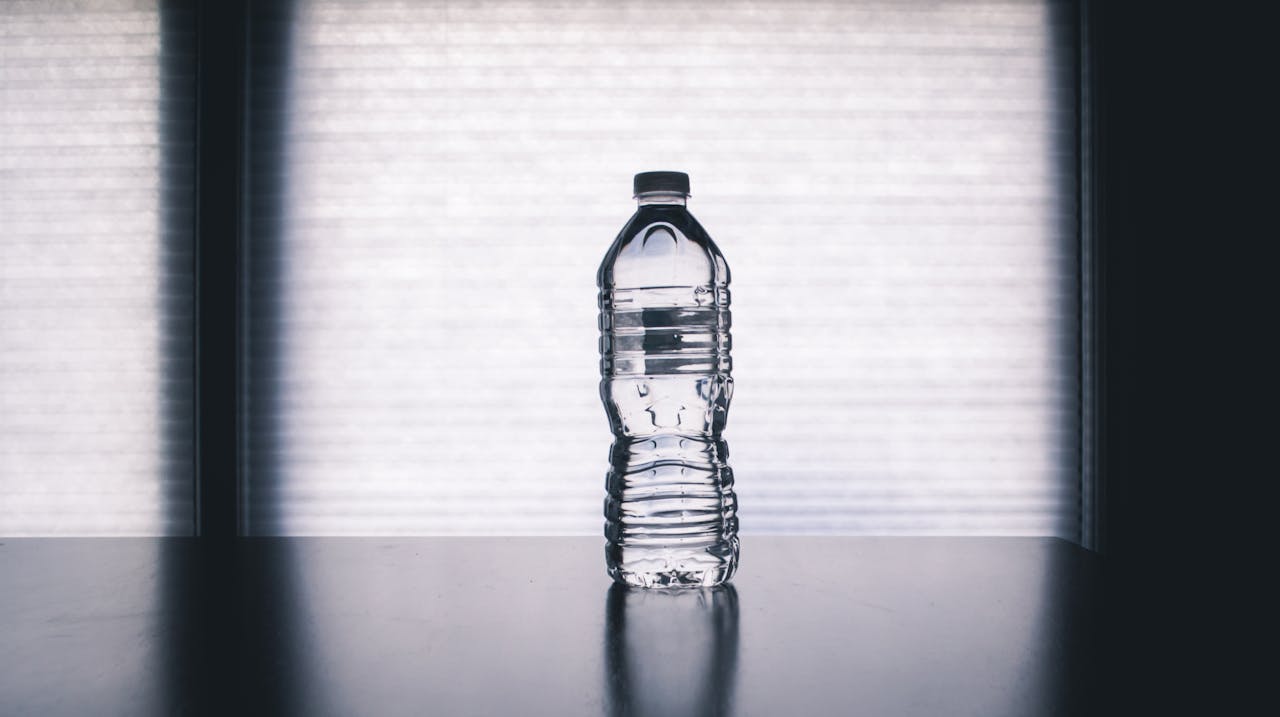 Ako pijete vodu iz plastike, u sebe mjesečno unesete plastiku veličine nokta!