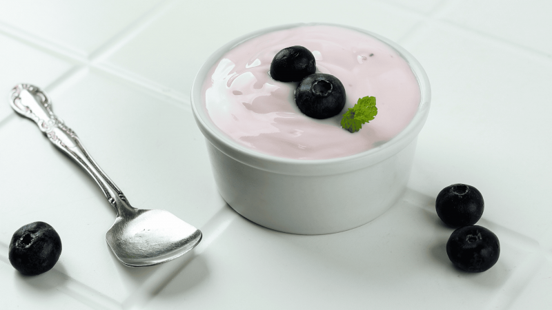 Grcki jogurt s chia sjemenkama i sumskim vocem