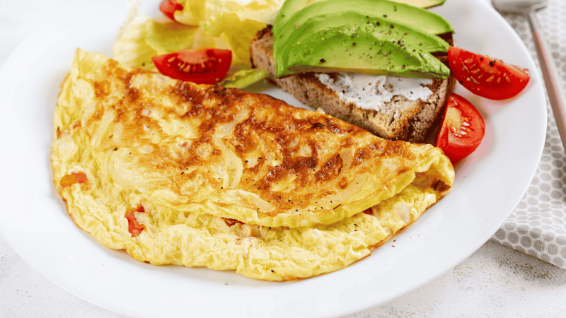 Omlet s povrcem i avokadom