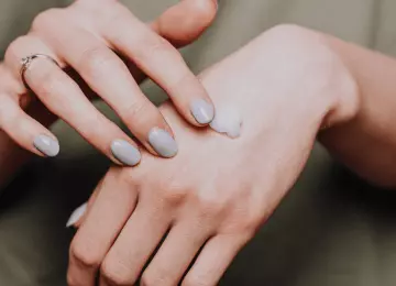 Ispucale ruke zimi: kuhinjski spas za mekoću bez čekanja