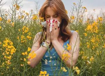 Pelud i kontaktne leće: kako zaštititi oči u sezoni proljetnih alergija