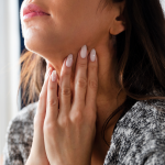https://nazdravlje.hr/zdravlje/hashimoto-tireoiditis-simptomi-nalazi-i-zasto-se-cesto-otkriva-kasno