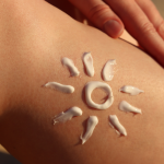 https://nazdravlje.hr/dermatologija/spf-30-ili-50-sto-zapravo-znaci-zastitni-faktor-i-koji-odabrati
