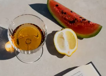 Alkohol na suncu: zašto vas jedna čaša ljeti može jače pogoditi?